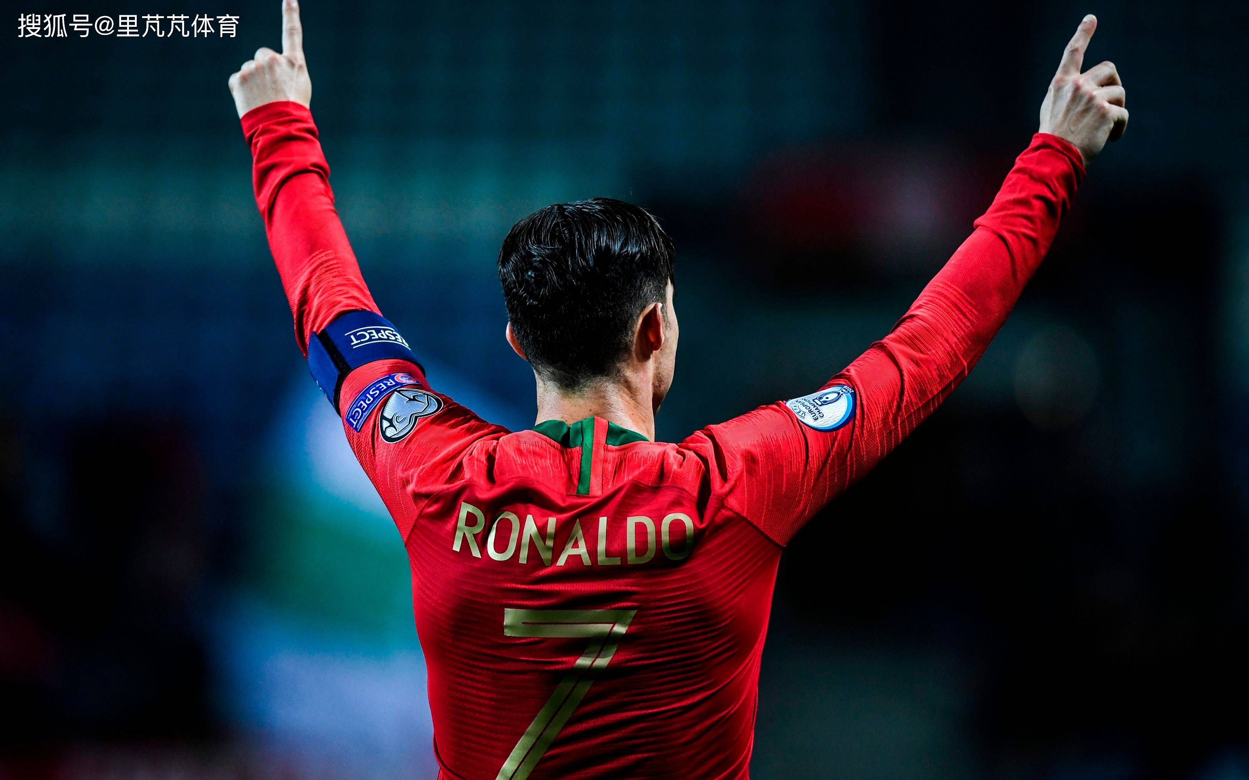 有情有义，阿诺德到若塔纪念碑前献上游戏手柄和手写卡片（阿诺德赴若塔纪念碑，敬献游戏手柄与手写卡片）