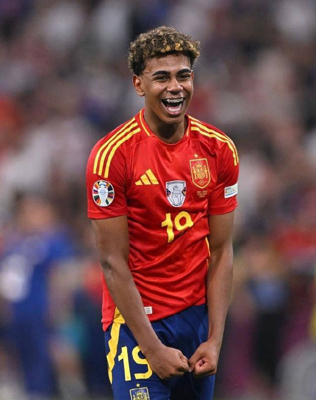 没射正，莱万是巴萨队史首位单赛季西甲两次罚点射偏的球员（莱万本季西甲两度点球射偏，成巴萨队史第一人）