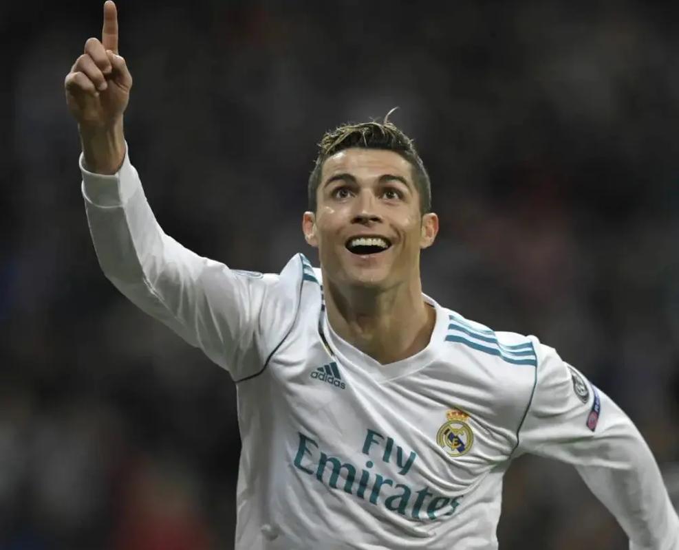 内马尔那些骚操作名场面瞬间，不愧是把任加足球发扬光大球星之一（内马尔那些炫技高光瞬间，美丽足球的代表之一）