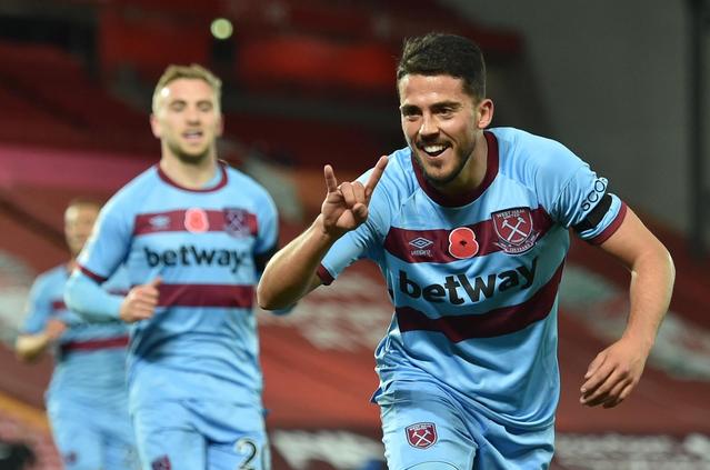 球场失意但！恩德里克红牌停赛看台观战，妻子喂食&美女环绕（赛场失意仍成焦点：恩德里克红牌停赛看台观战，妻子喂食美女相伴）