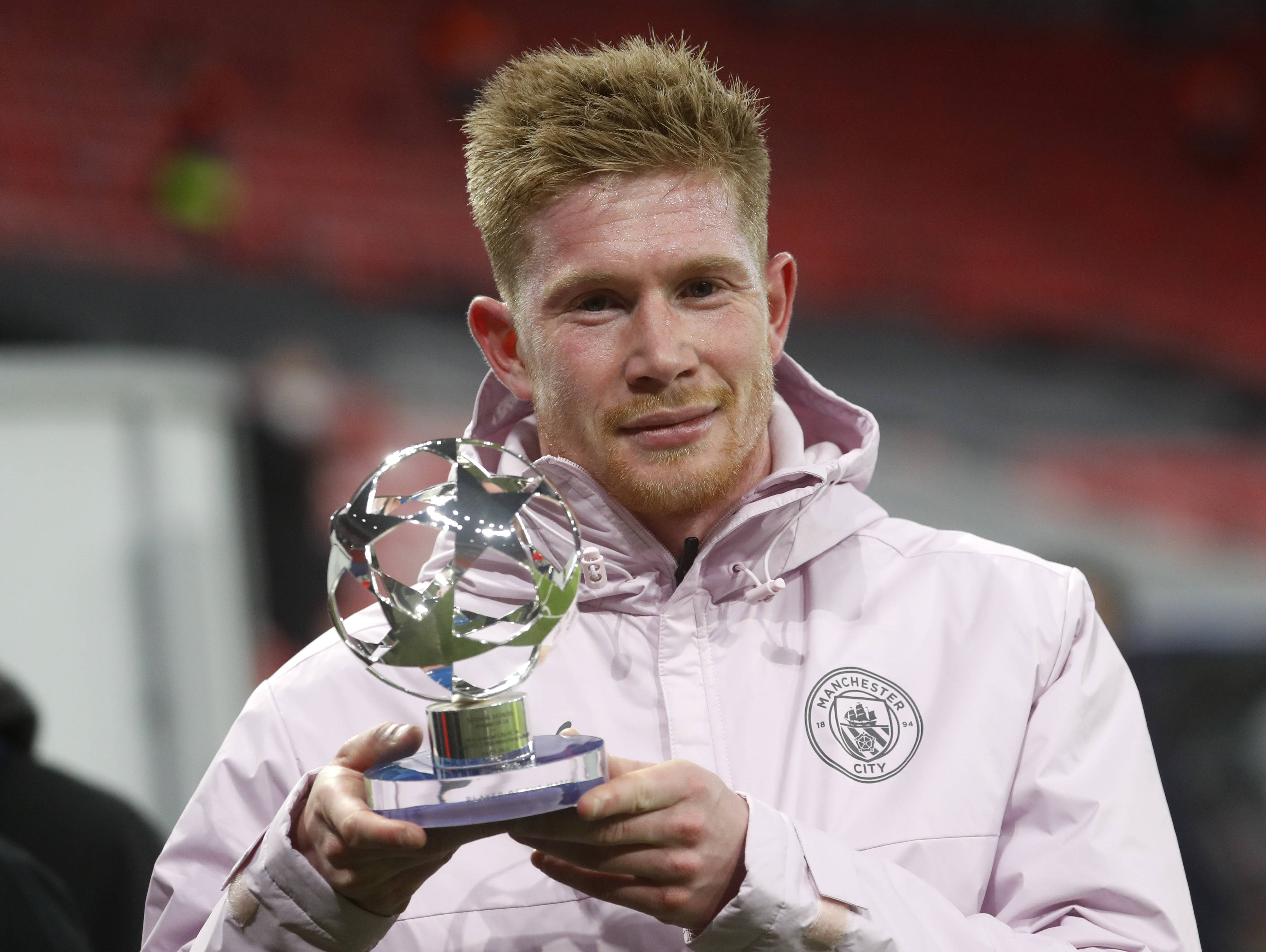 前锋远射破门，全场欢呼