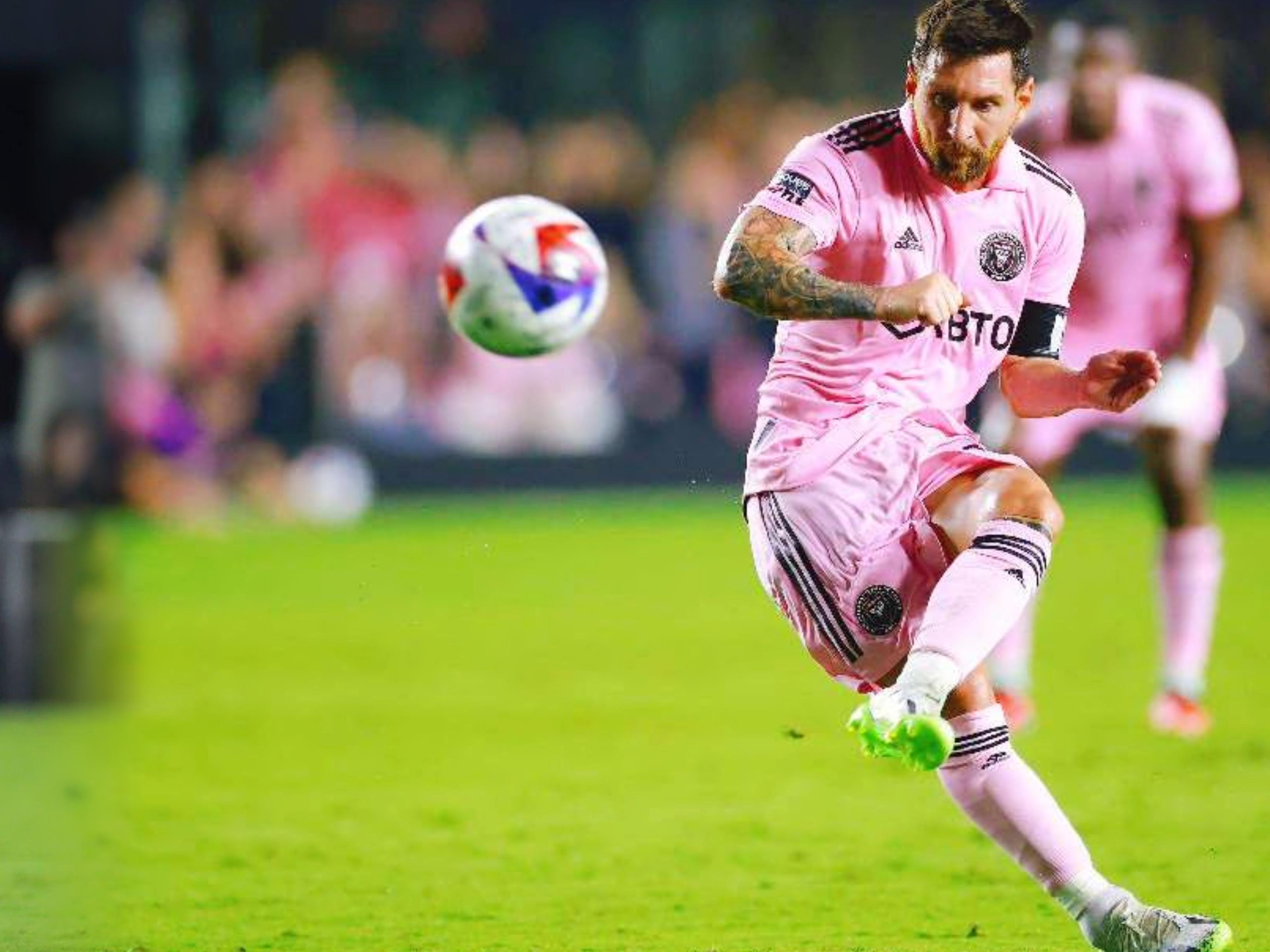 西蒙斯蹬踹范戴克被罚下，上次英超出现荷兰同胞间染红还是01年（西蒙斯踹倒范戴克吃红牌，英超荷兰同胞互染红上次还在2001年）