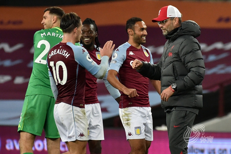 前锋伤愈回归轰出世界波（伤愈复出，前锋一记世界波惊艳全场）